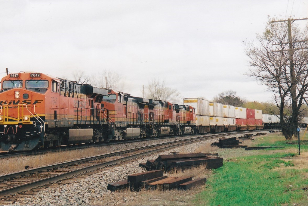 BNSF 7647 Eastt